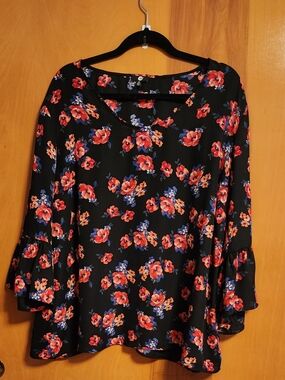 Black Floral Bell-Sleeve Tunic Top - Red & Blue Print